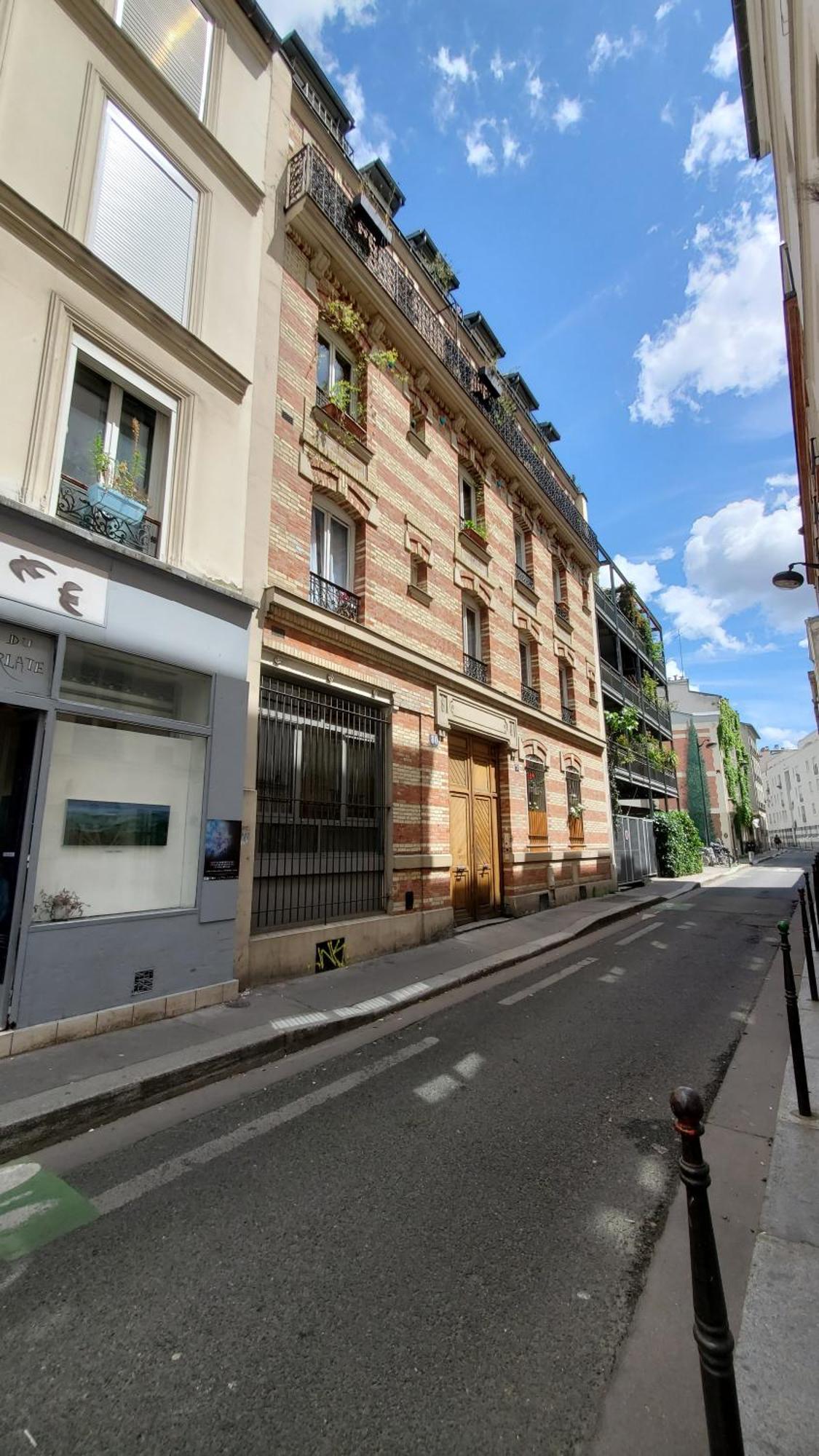 A 20eme Avec Un Petit Jardin * Parijs