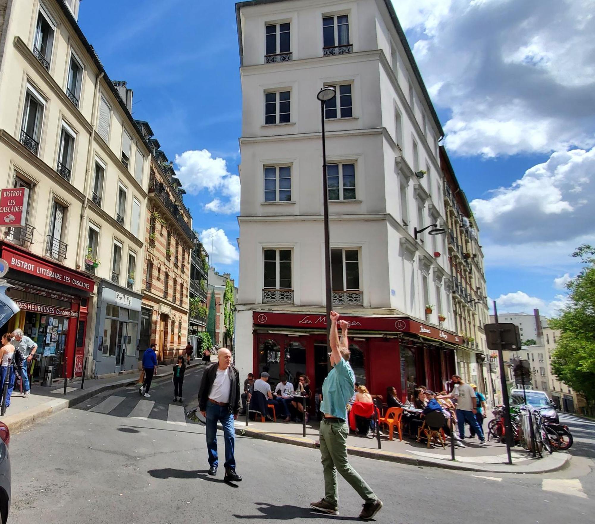 A 20eme Avec Un Petit Jardin Parijs