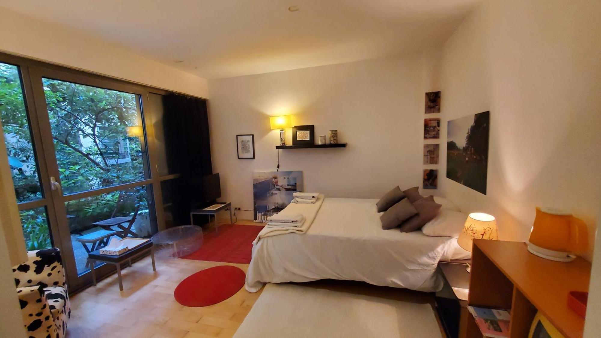 Bed & Breakfast A 20eme Avec Un Petit Jardin Parijs